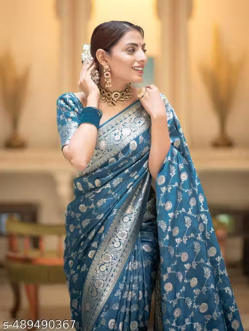 Aakarsha Sensational Banarasi Silk Saree with Multiple Blouse Options